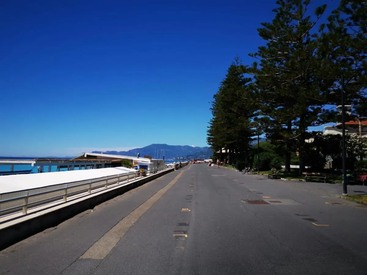 Casa Margherita, Centrale A Due Passi Dal Mare Bordighera
